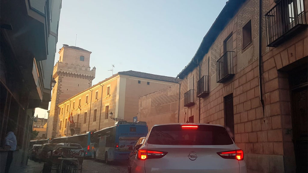 Fotografía remitida por una viajera el pasado mes de agosto que muestra un atasco en la calle de Colón. / E. A.
