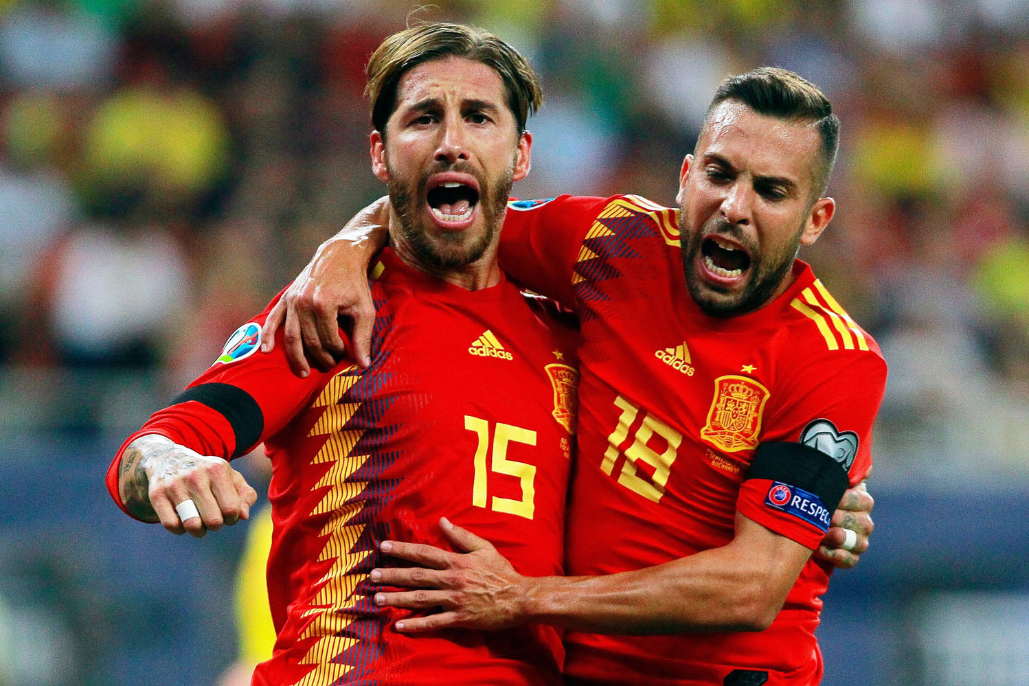Jordi Alba (dcha) celebra con Sergio Ramos el primer gol de la Selección Española, obra del capitán después de transformar un penalti en la primera parte. / EFE