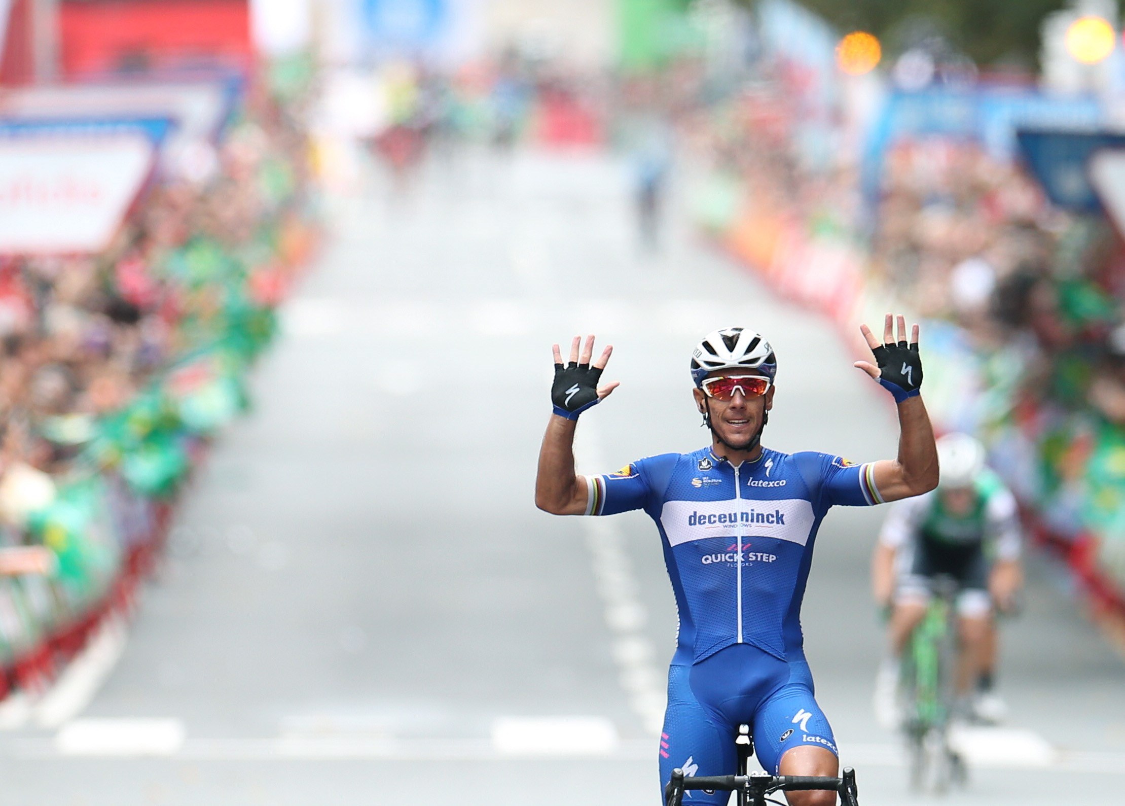 El belga Philippe Gilbert celebra su triunfo en Bilbao, su décima victoria en una vuelta grande. / EFE