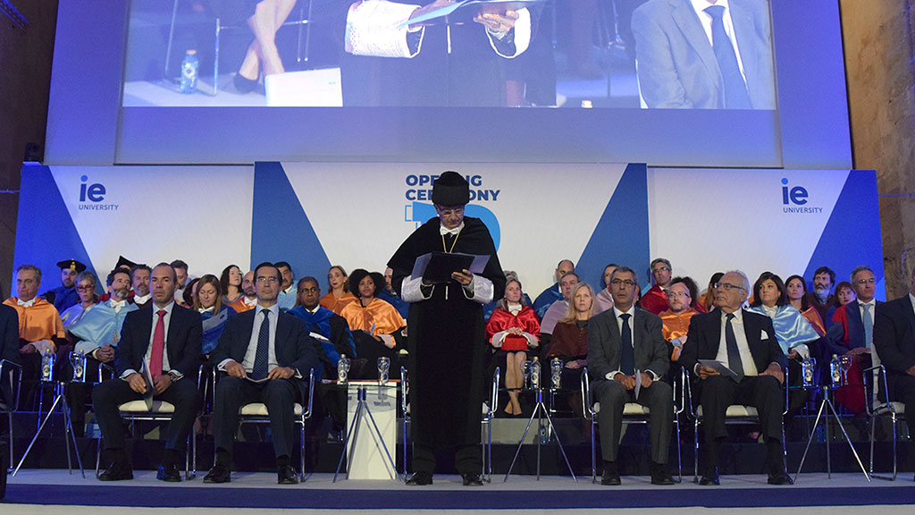 El rector de la IE University, Salvador Carmona, durante el discurso de apertura del nuevo curso./rocio pardos