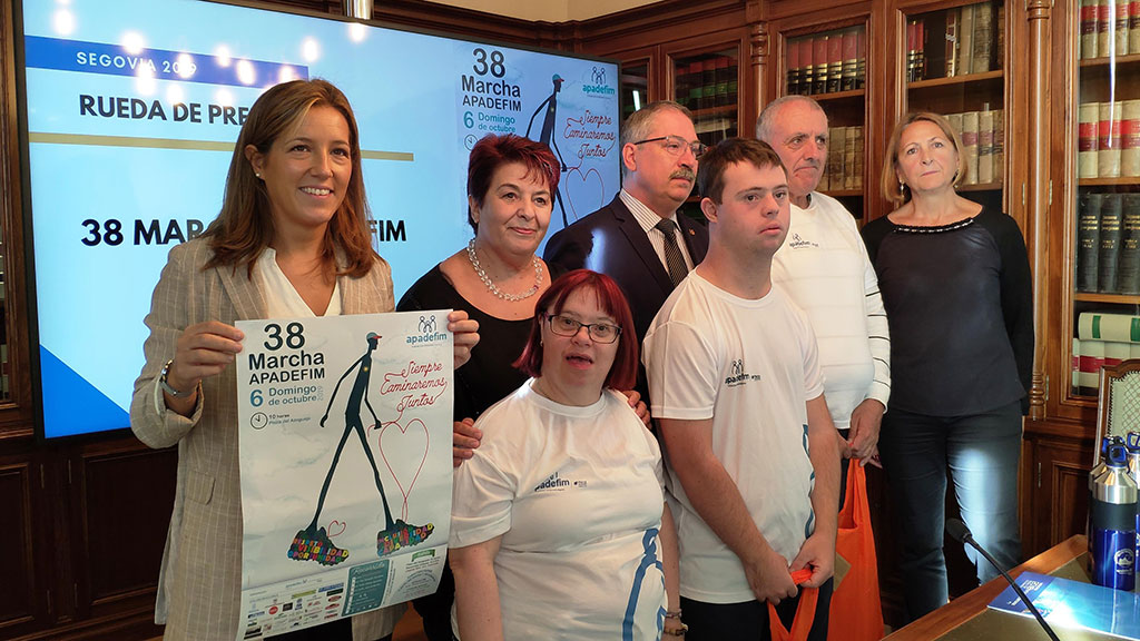 Los representantes municipales y los miembros y responsables de Apadefim posan durante la presentación. / El Adelantado