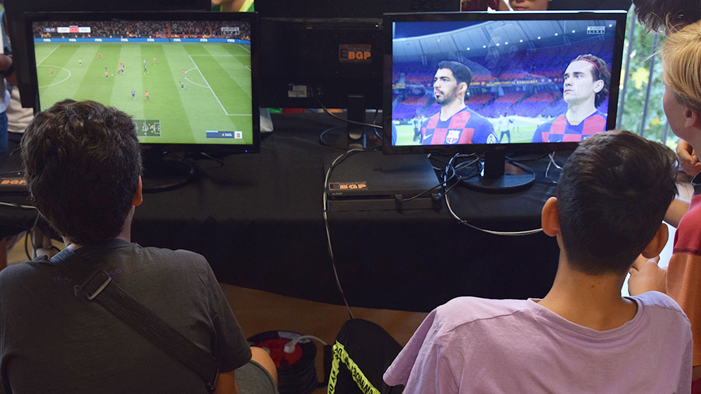 Los grupos de chicos disfrutaron jugando y viendo jugar a sus compañeros. / Rocío Pardos