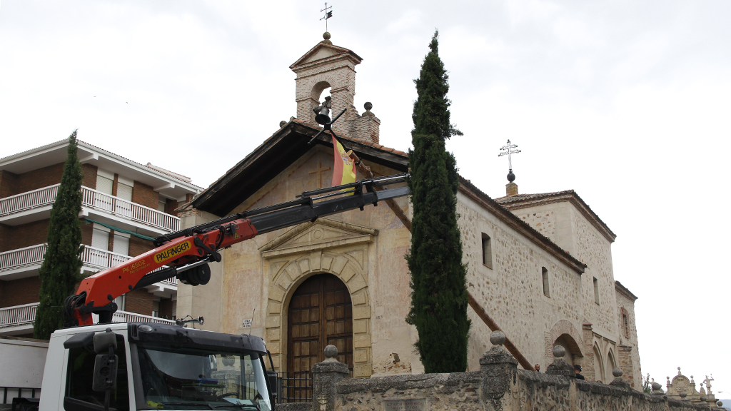 La grúa efectúa la bajada del Mayo, significado de que el Cristo del Mercado despide sus fiestas/nerea llorente