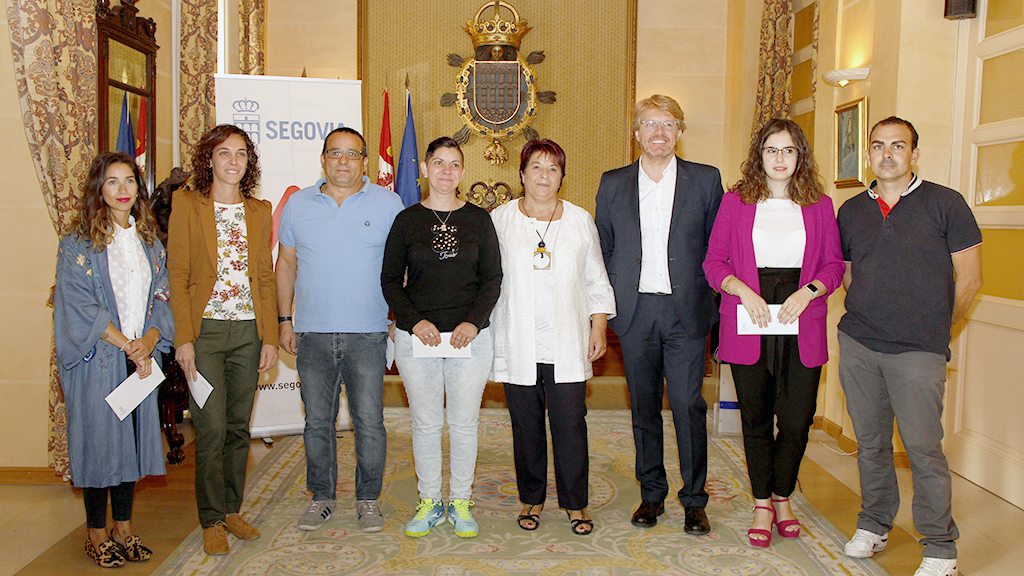 La alcaldesa y el concejal de Desarrollo Económico y Empleo, junto a seis de los emprendedores. / Nerea Llorente