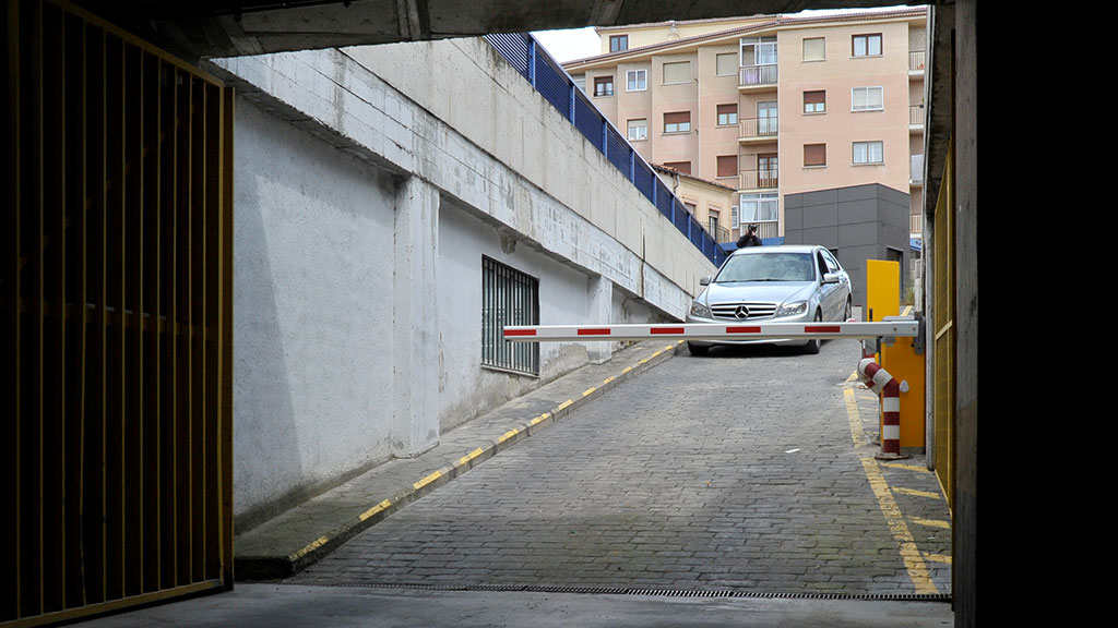 Un turismo accede al aparcamiento de José Zorrilla. / Kamarero