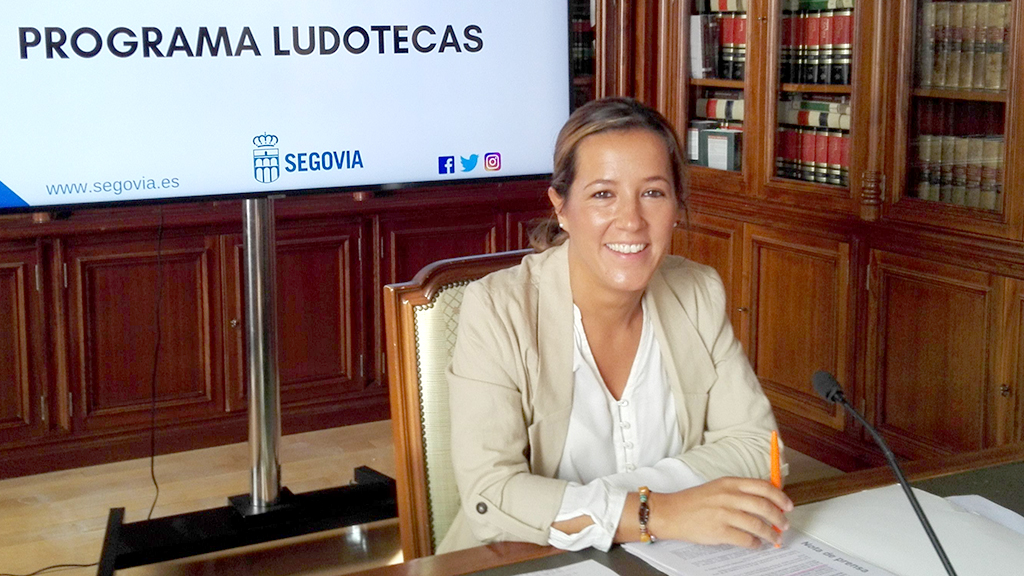 La concejala de Izquierda Unida Ana Peñalosa, ayer en rueda de prensa. / E. A.