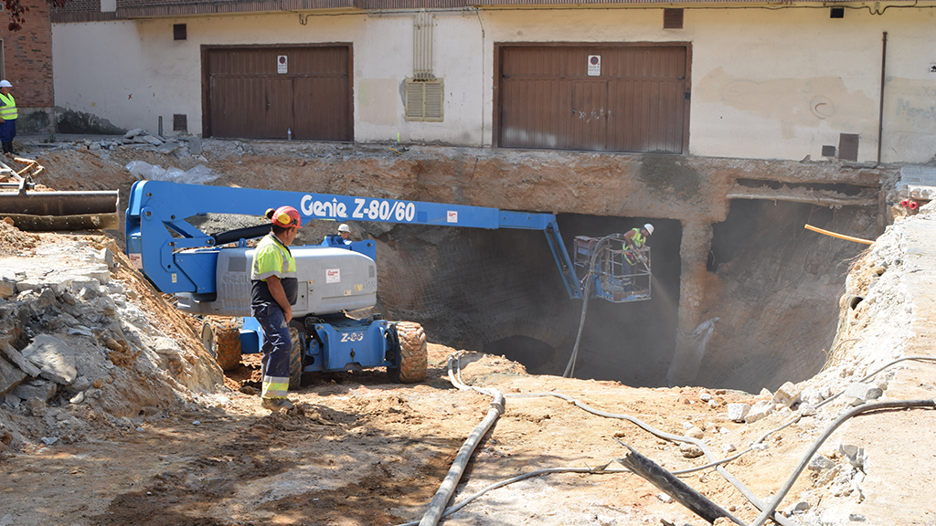 Podemos apuesta por modernizar la red de pluviales y residuales de Segovia 1 Trabajos de proyección de hormigón en el socavón que causó la avenida del lunes 26 de agosto en San Millán. / Rocío Pardos