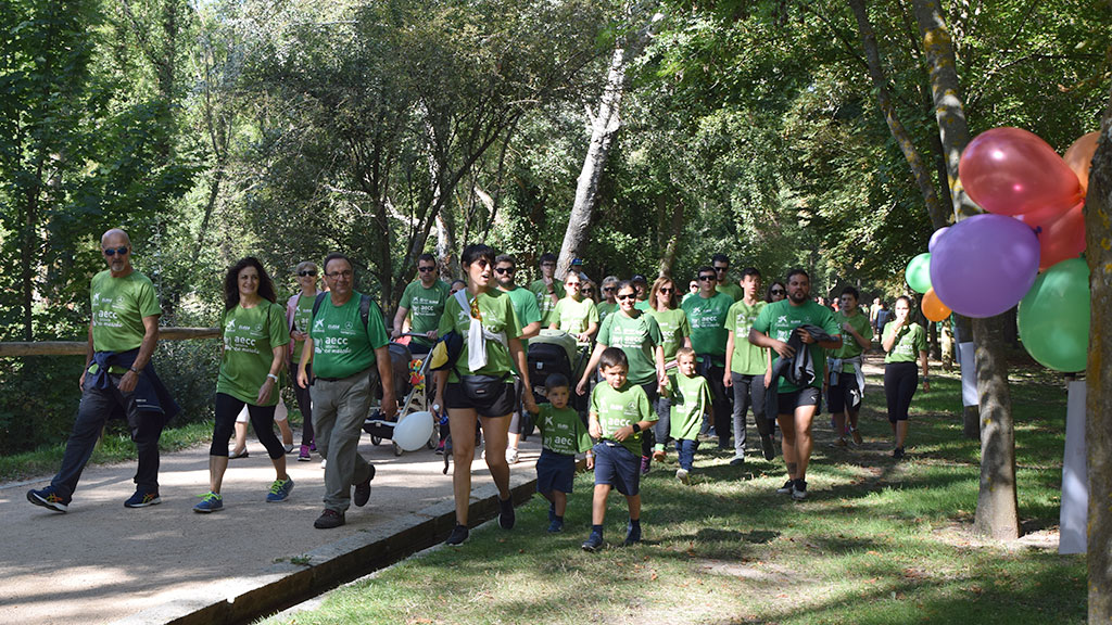 Sexta edición de la Marcha contra el cáncer de la AECC de Segovia. / ROCÍO PARDOS