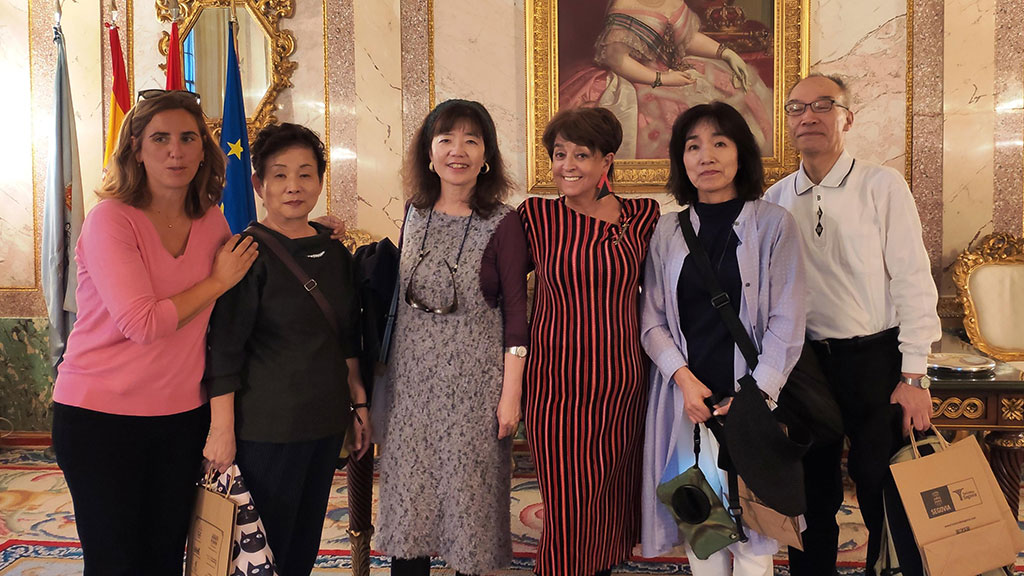 La concejala Claudia de Santos recibe a varios de los estudiantes de la Universidad de Japón. / El Adelantado