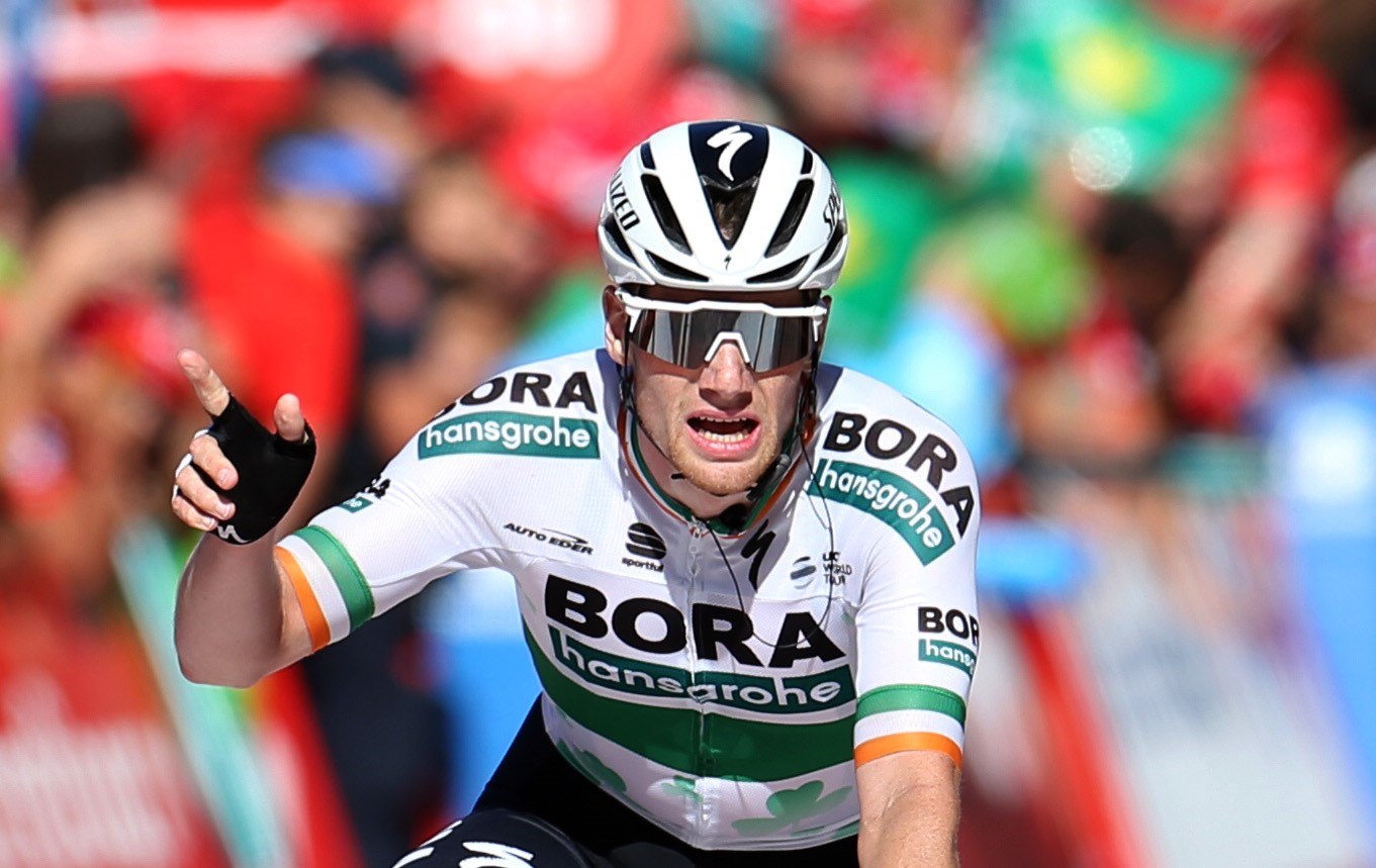 Sam Bennett celebra su triunfo en Oviedo. / EFE