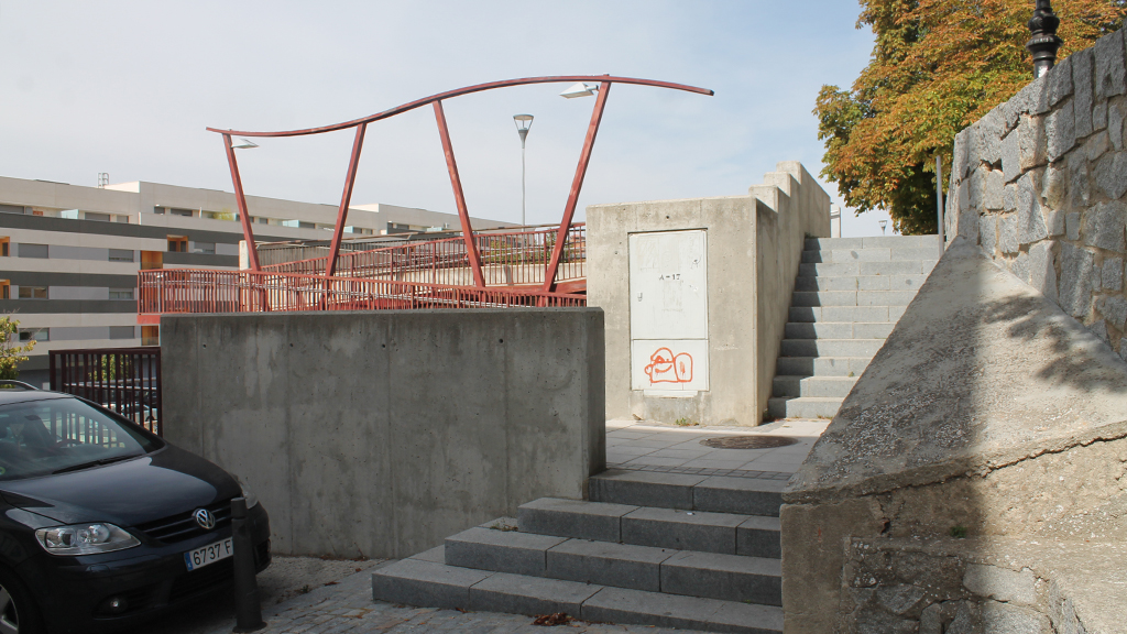 Imagen de la rampa entre El Palo de Mirasierra y San José donde se instalaría un ascensor. / EL ADELANTADO