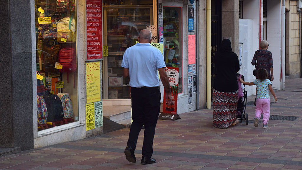 Varias personas pasean frente a varios de los comercios de la calle José Zorrilla. / Rocío Pardos