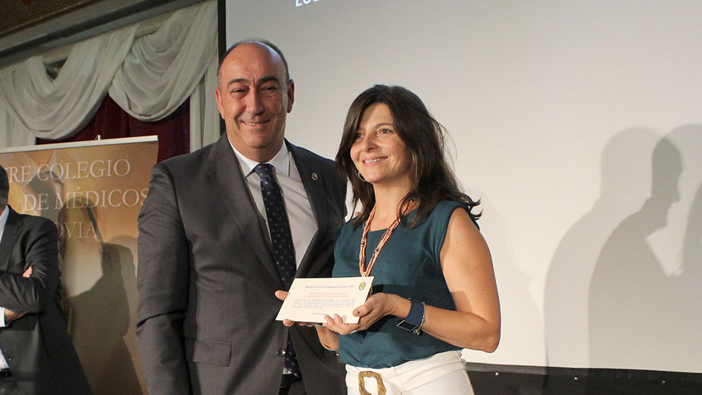 El presidente de la Diputación con la doctora María Cornide. / E. A.