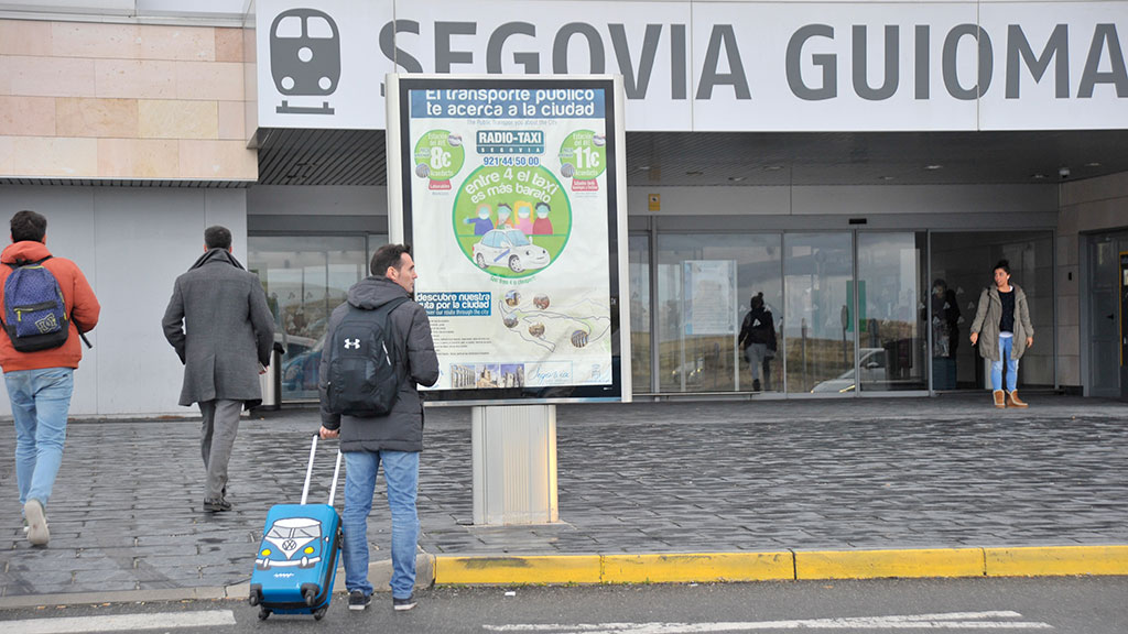 Varios viajeros caminan hacia la estación de alta velocidad de Segovia-Guiomar. / Kamarero