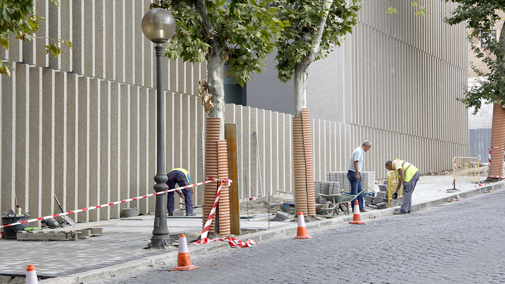 Los trabajadores de la empresa Opyser están concluyendo las obras de la acera en la calle de Coronel Rexach. / Nerea Llorente