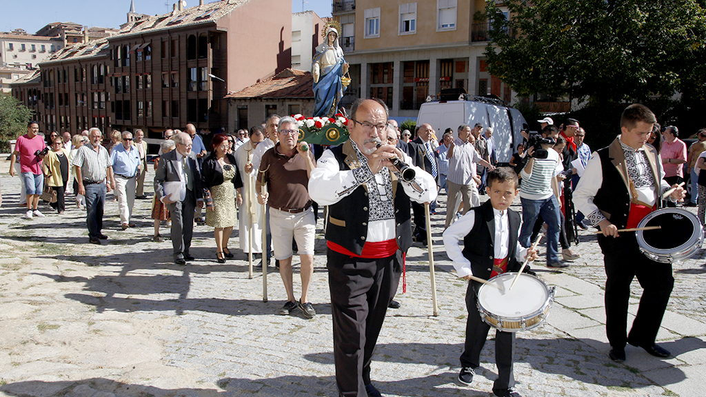 La imagen de Santa Marte sale en procesión portada por los miembros de la Asociación de Camareros de Segovia. / Nerea lLlorente