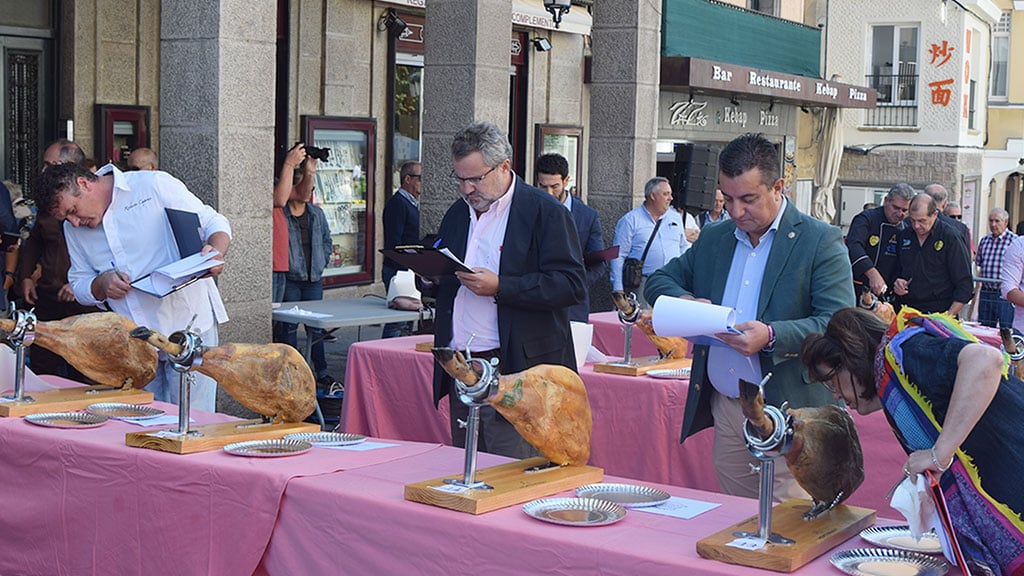 Los jueces examinan las paletas con detenimiento para puntuarlas y elegir al mejor jamón de España./rocio pardos