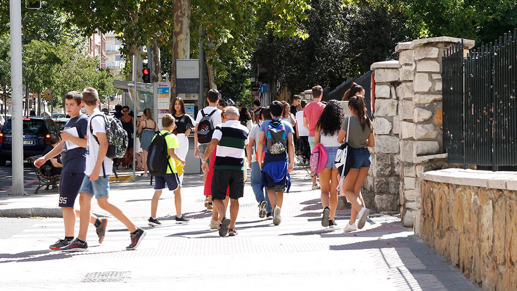 El tránsito de estudiantes hacia los centros de enseñanza se reanuda en el  mes de septiembre. / NEREA LLORENTE