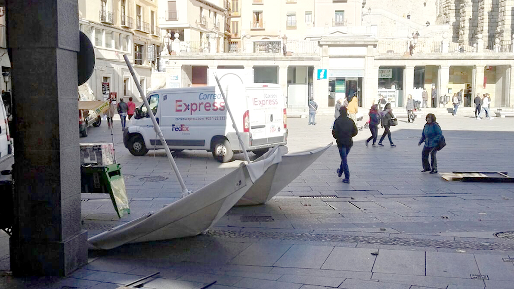 Imagen de los estragos causados por el viento en Segovia. / KAMARERO