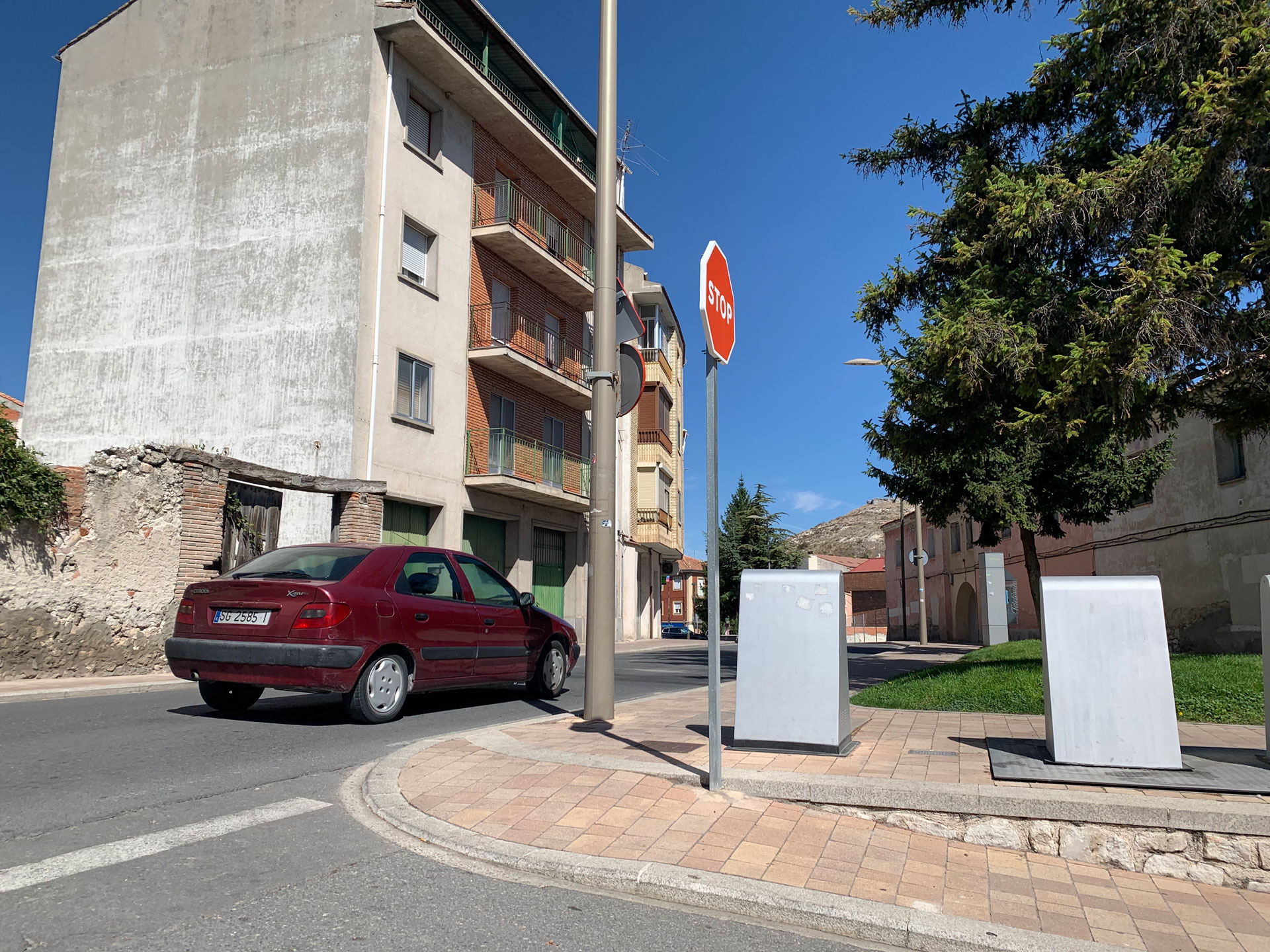 Punto conflictivo entre la calle Alfonso X y la Avenida Andrés Reguera, con falta de visibilidad por los contendores. / C.N.