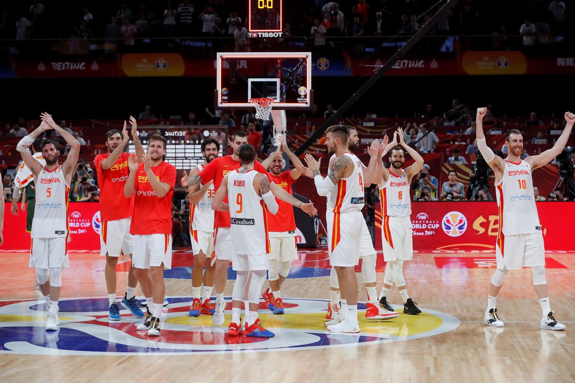 Los jugadores de la selección española de baloncesto celebran el sufrido triunfo ante Australia que les dio el pase para la final del Mundial. / EFE