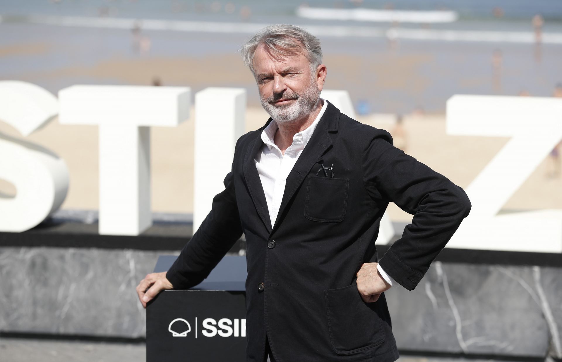 El actor Sam Neill posa tras presentar la película en San Sebastián. / EFE