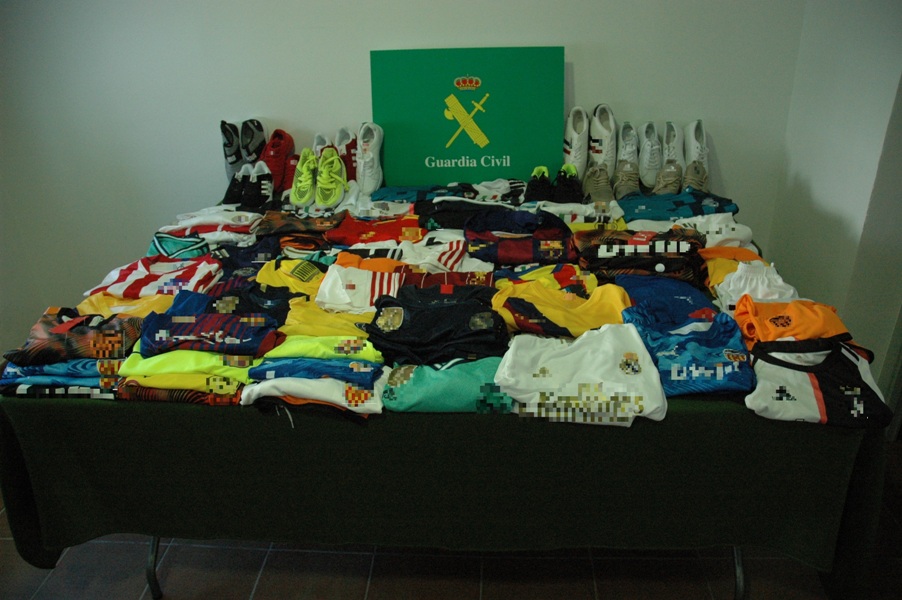 El material incautado iba a ser puesto a la venta en el mercadillo que se instala en la explanada del Henar el pasado domingo. / el adelantado