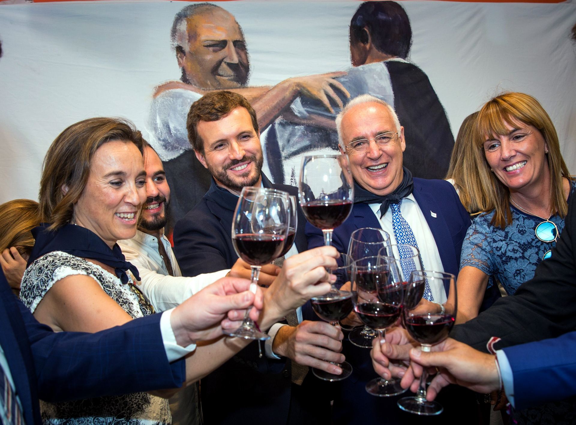 Pablo Casado (c) brinda con compañeros de partido en La Rioja. / EFE