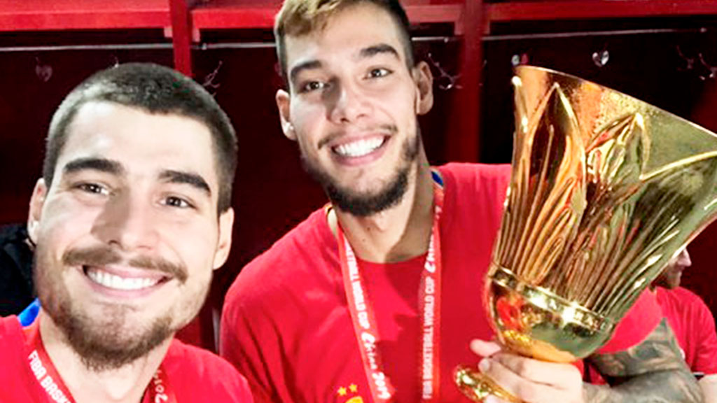 Juancho y Willy Hernangómez, con la copa del mundo lograda en China. / @willyhg94