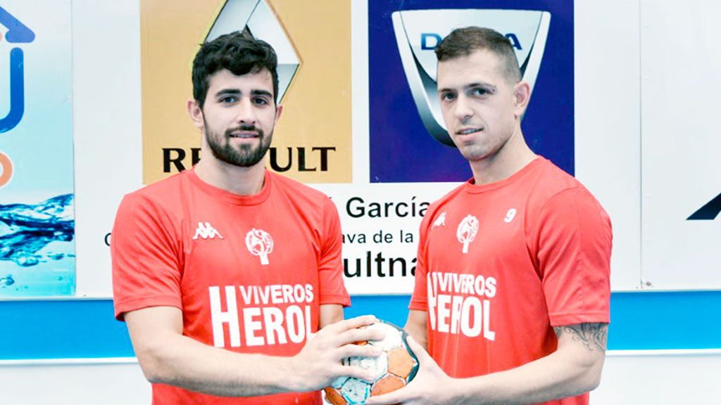 Darío Ajo Martín y Bruno Vírseda sujetan un balón de balonmano antes de iniciar un entrenamiento. / AMADOR MARUGÁN