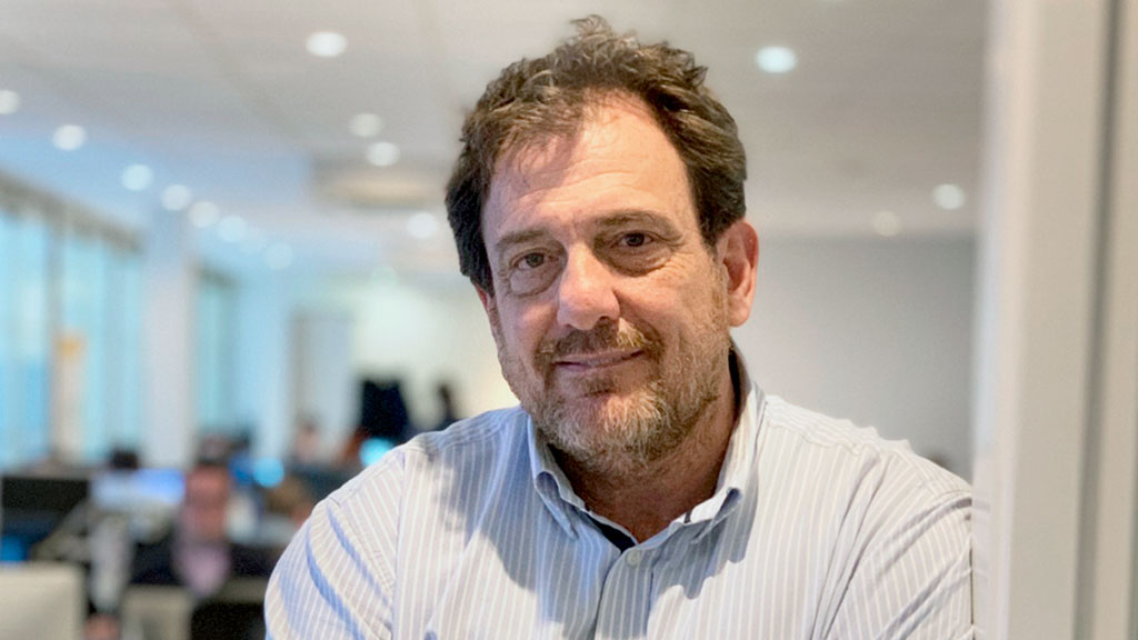 Rafael López, administrador de Teknei en España, en la sede donde la empresa desarrolla sus servicios. / TEKNEI