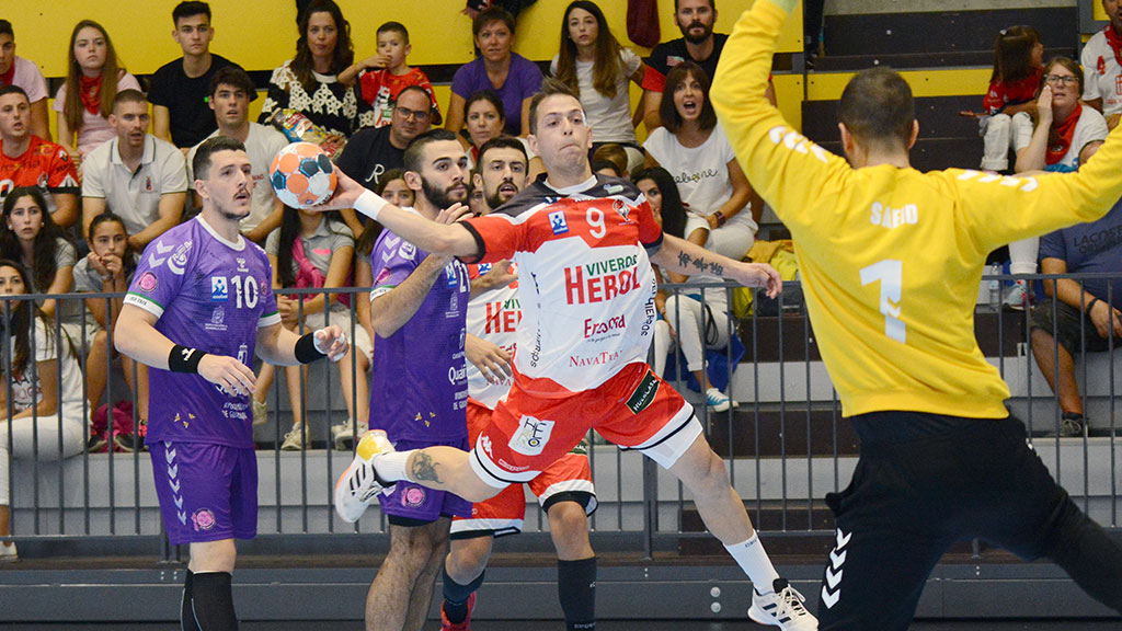 Bruno trata de superar al portero Saeid entrando desde el extremo. / AMADOR MARUGÁN