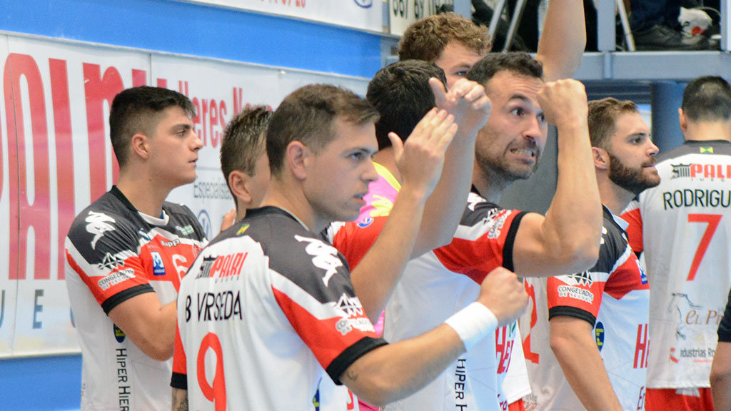 El banquillo de Nava celebra un gol del conjunto segoviano. / AMADOR MARUGÁN