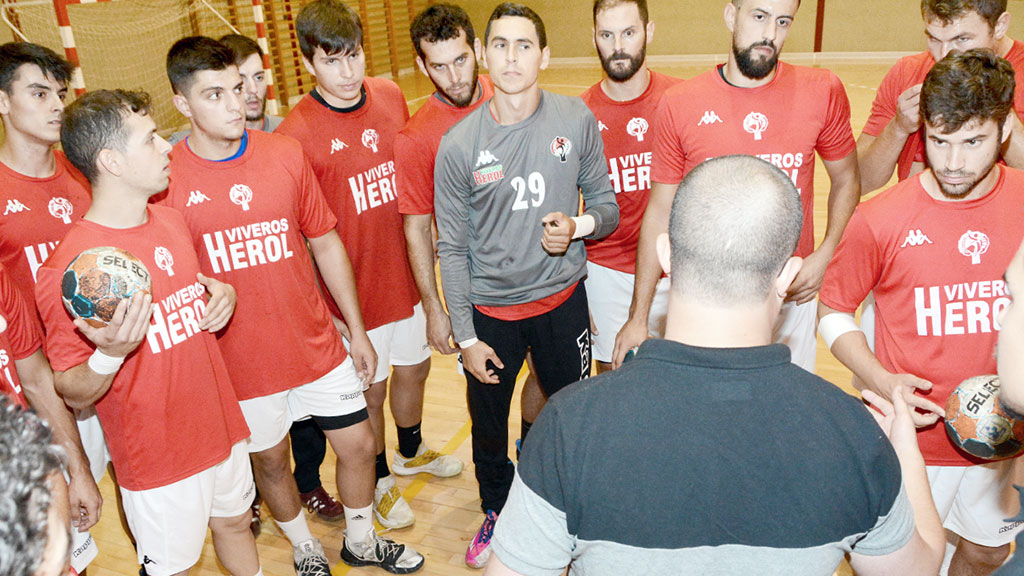 Dani Gordo da instrucciones a los jugadores durante un entrenamiento. / AMADOR MARUGÁN