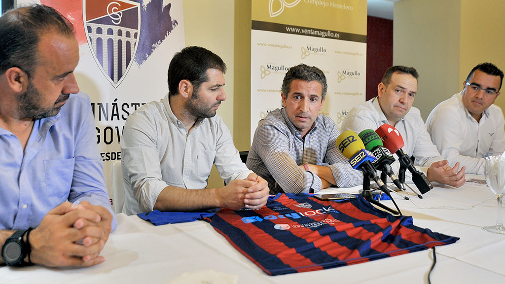 Los miembros de la Junta Directiva de la Gimnástica Segoviana, en la rueda de prensa en la que anunciaron el referéndum para convertir al club en SAD. / KAMARERO