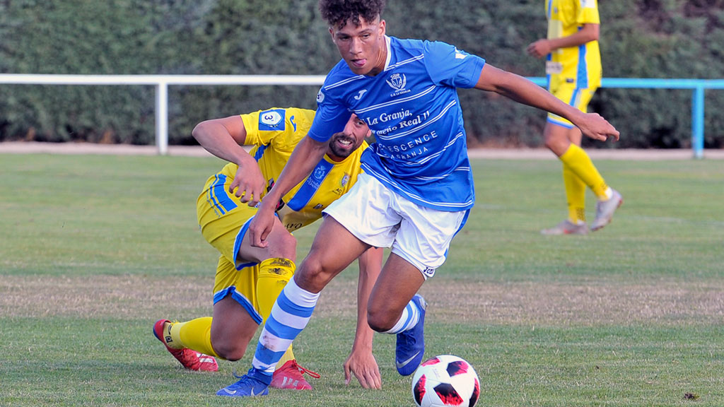 Lucho, uno de las salidas del CD La Granja, durante un partido contra la Arandina. / KAMARERO