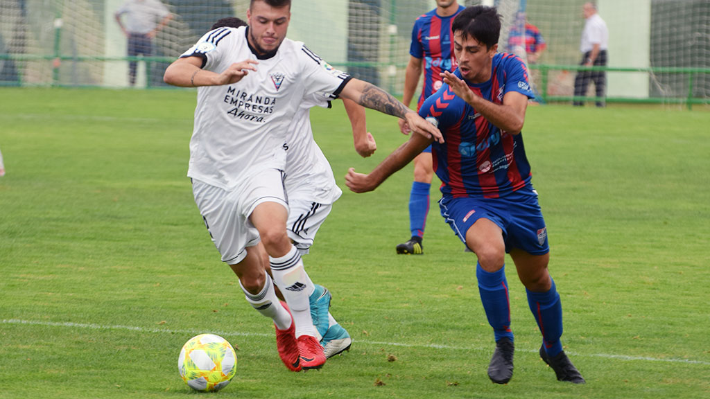El delantero de la Segoviana Javi Borrego intenta llegar a un balón. / ROCÍO PARDOS