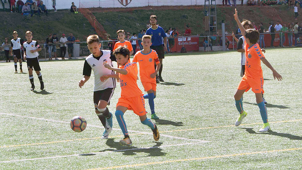 Un jugador del Valencia intenta controlar un balón, en una pasada edición de la Pinares Cup. / A.M.