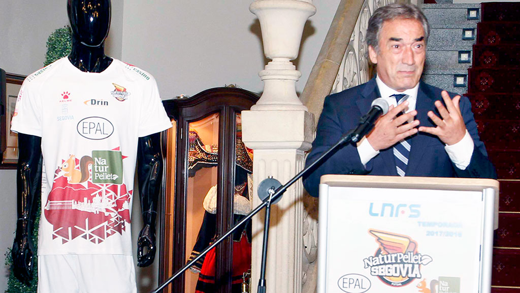 El presidente de la LNFS, Javier Lozano, durante una presentación del Naturpellet Segovia Futsal. / NEREA LLORENTE