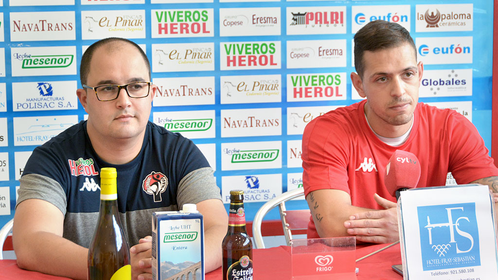 El técnico del Viveros Herol Nava, Dani Gordo, junto al jugador Bruno Vírseda, en la rueda de prensa previa al partido contra el Guadalajara. / A. MARUGÁN