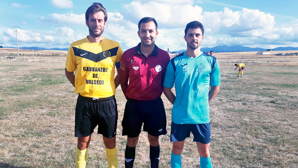 Los capitanes de Valseca (izq,) y CD La Granja, junto con el árbitro del encuentro que les enfrentó. / ÁLVARO PINELA