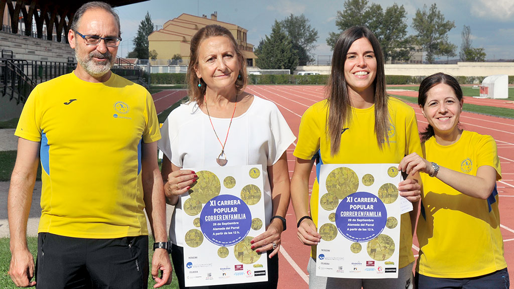 Los organizadores de 'Correr en Familia' junto a la concejal de Deportes, en las pistas de atletismo. / KAMARERO