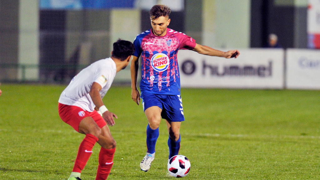 Alex Conde controla la pelota en presencia de un jugador del Santa Marta en el encuentro de la pasada campaña. / KAMARERO