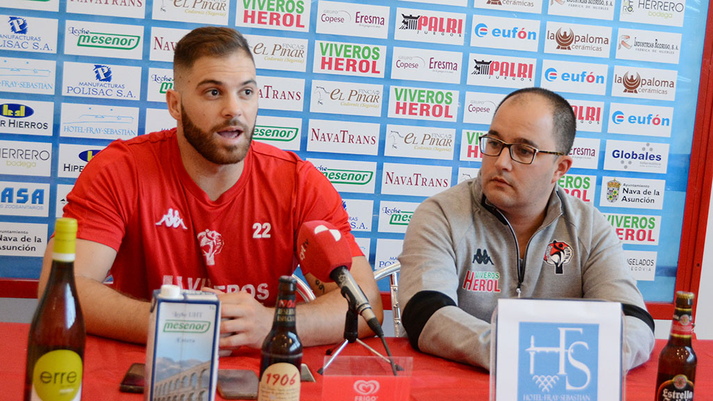 El jugador del Viveros Herol Nava Antonio Llopis, junto al entrenador Dani Gordo, en la rueda de prensa previa al partido contra el Puerto Sagunto. / A. MARUGÁN