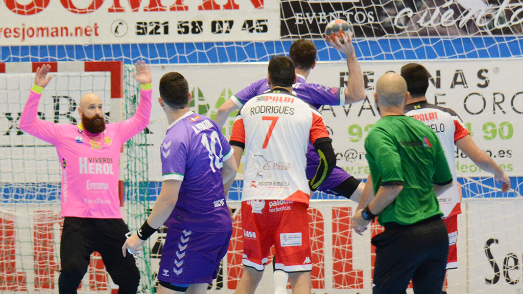 Ernesto Sánchez se prepara para intervenir ante el lanzamiento de un contrario. / AMADOR MARUGÁN