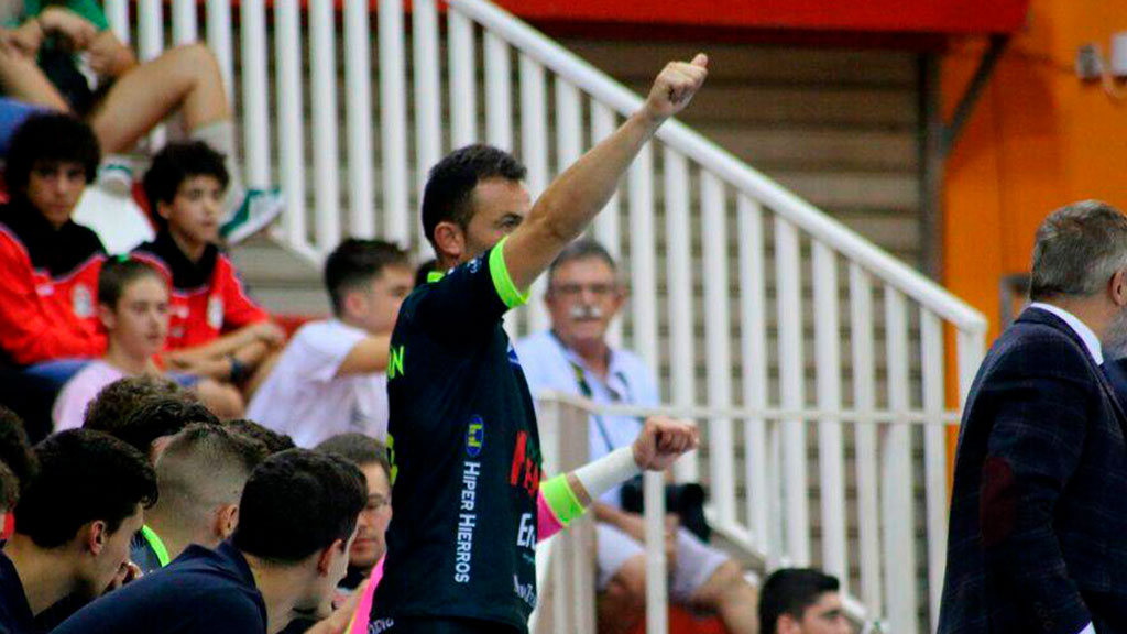 El capitán del Balonmano Nava Carlos Villagrán, ante el Puerto Sagunto. / PEPA CONESA