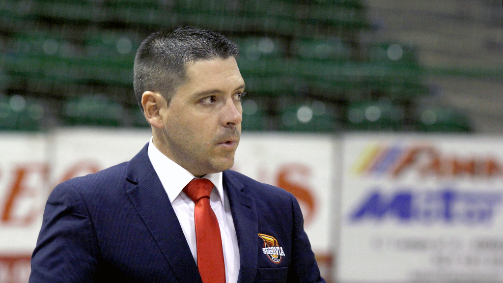 Diego Gacimartín, dirigiendo al Naturpellet Segovia Futsal en la pasada campaña. / NEREA LLORENTE