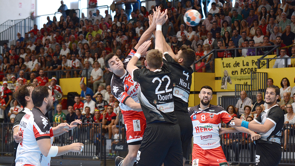 Edu Fernández, importante en varias acciones ofensivas del equipo en la segunda parte, consigue lanzar sobre el marco contrario. / AMADOR MARUGÁN