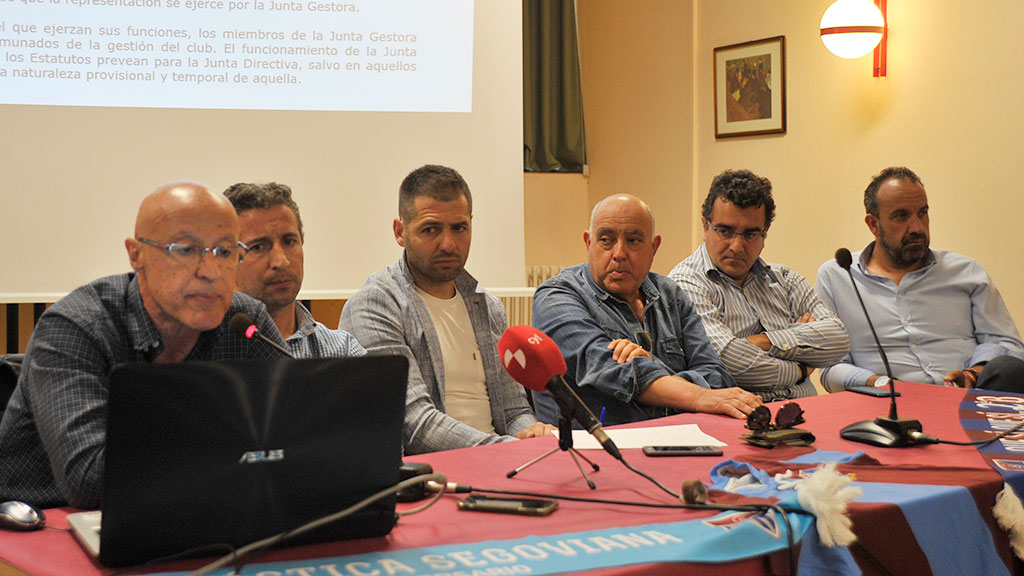 Los miembros de la junta directiva de la Segoviana, encabezada por Agustín Cuenca, en una asamblea. / KAMARERO