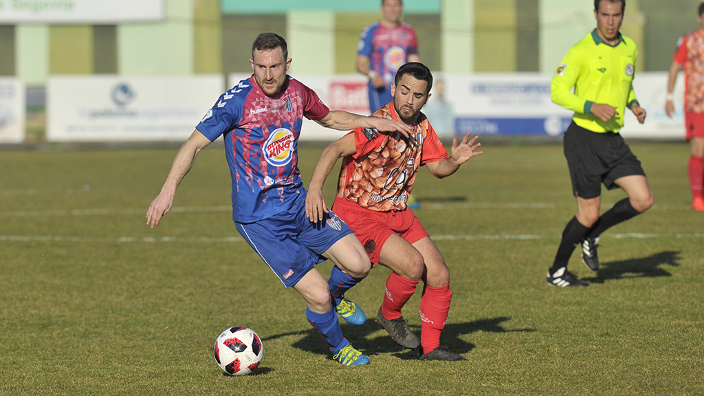 Dani Arribas, que podría ser titular en la noche de hoy, trata de superar la presión de Guty. / KAMARERO